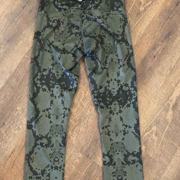 Lululemon size 4 excellent condition - Picture 5 of 5
